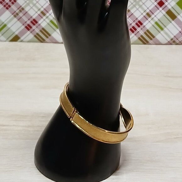 Monet Gold Tone Hinged Bangle Bracelet Vintage Costume Jewelry #55 - Picture 10 of 12